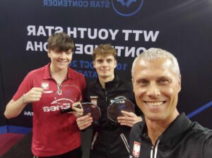 Read more about the article Miłosz Redzimski zdobywa srebro w singlu i złoto w deblu turnieju WTT Youth Contender